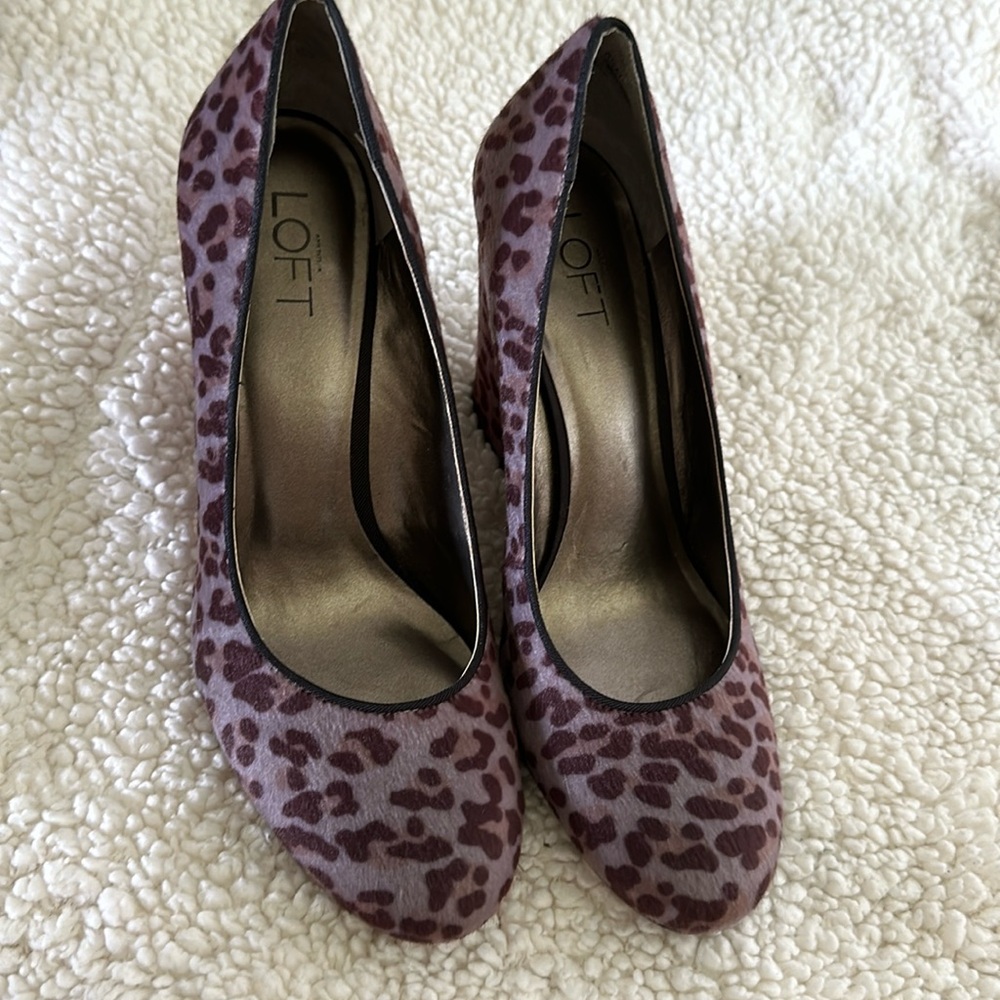 Loft Women’s Rachael Wedge Shoe Grey Leopard size 8.5